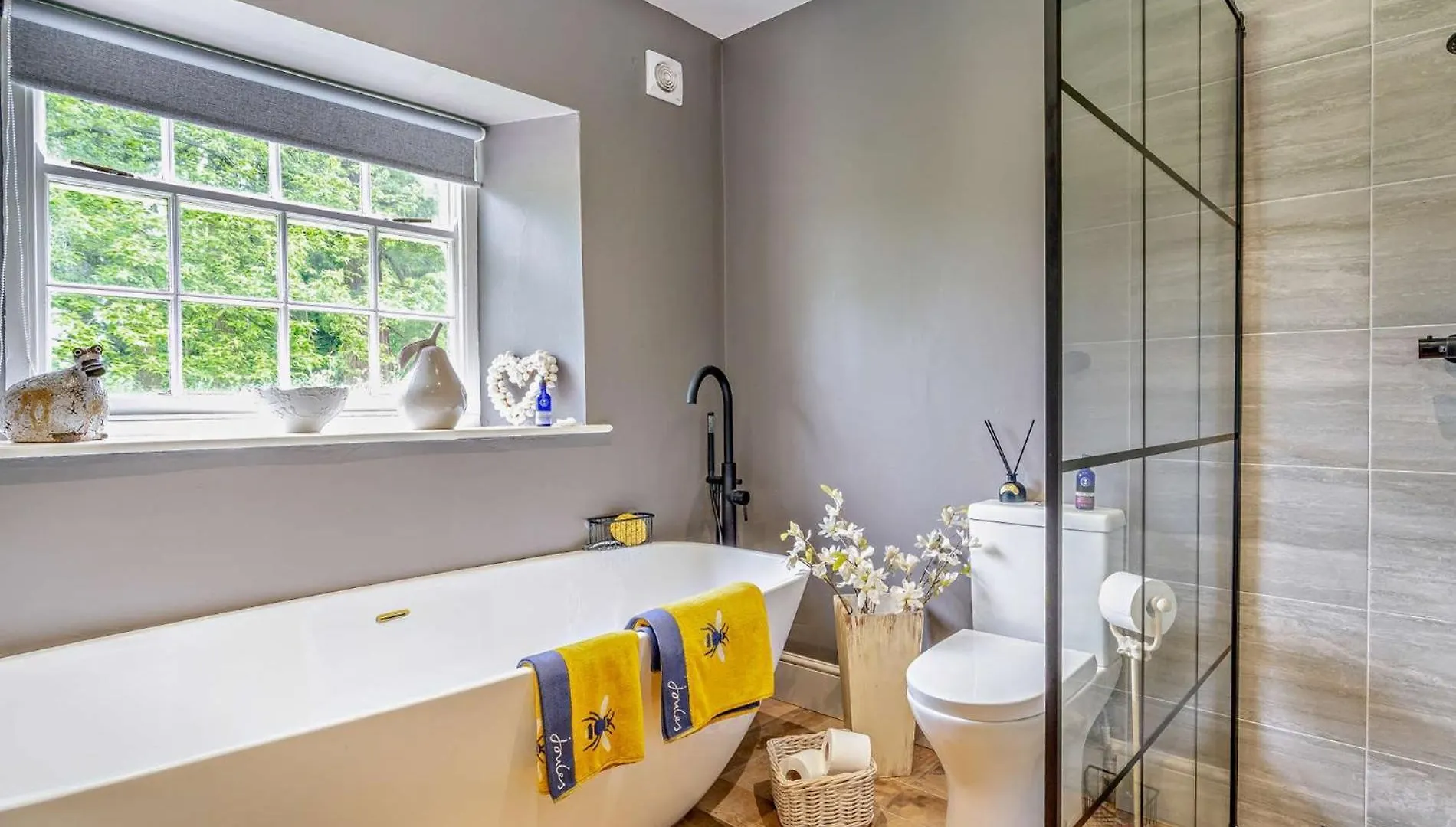 2 Bed In Richmond 94752 Villa Forcett United Kingdom